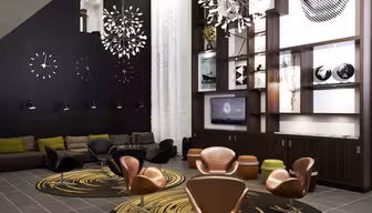 Moderner Loungebereich mit braunen Stühlen und einem geschwungenen Sofa. Eine Wand aus Holzregalen mit Dekoartikeln und einem Fernseher rundet das Ambiente ab. Einzigartige Leuchten hängen von der Decke, und gemusterte Teppiche bilden einen Kontrast zum Fliesenboden.