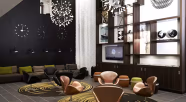 Moderner Loungebereich mit braunen Stühlen und einem geschwungenen Sofa. Eine Wand aus Holzregalen mit Dekoartikeln und einem Fernseher rundet das Ambiente ab. Einzigartige Leuchten hängen von der Decke, und gemusterte Teppiche bilden einen Kontrast zum Fliesenboden.