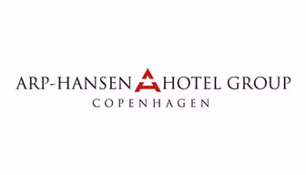 Logo der Arp-Hansen Hotel Group. Der Text lautet „ARP-HANSEN HOTEL GROUP“ mit „COPENHAGEN“ darunter in kleinerer Schrift. In der Mitte befindet sich ein stilisiertes rotes „A“, das den Buchstaben „A“ in „HANSEN“ darstellt.